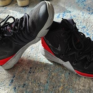 Nike Kyrie 5-Bred, Size 5.5Y